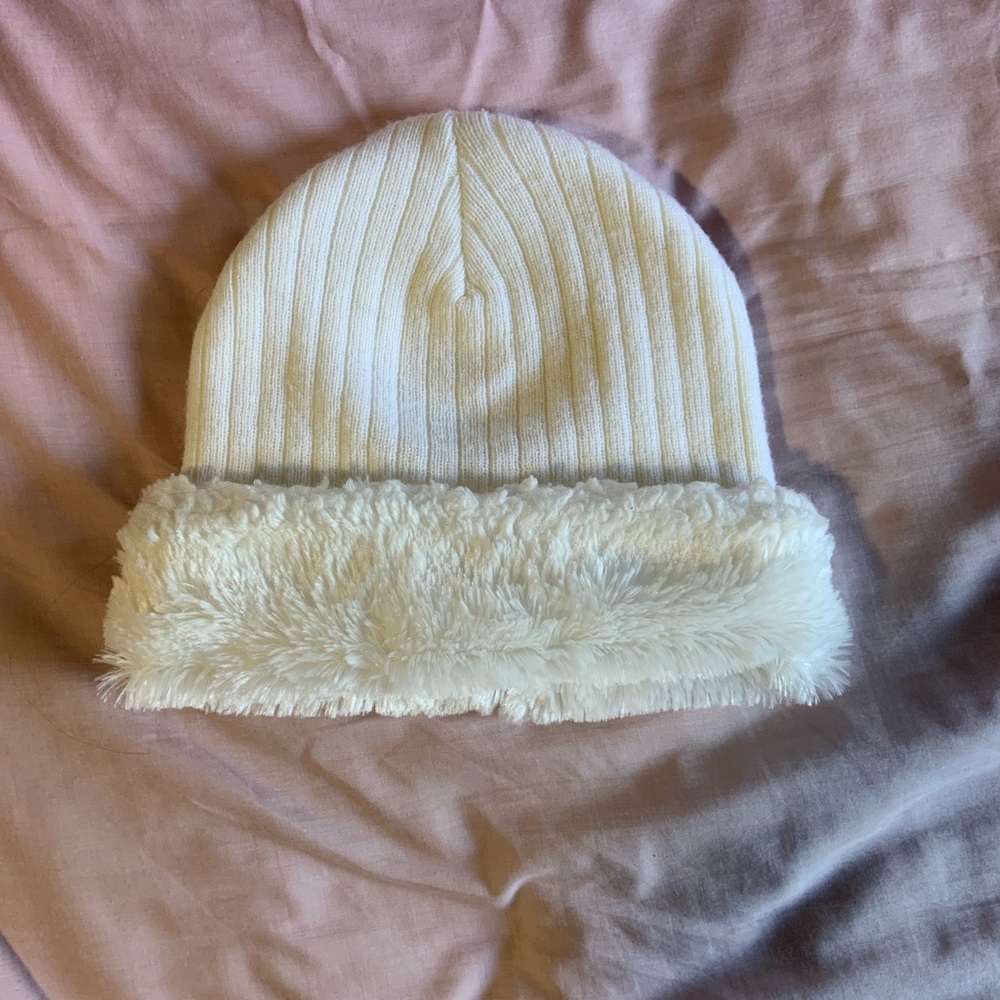 TOBY N.Y.C White Knit Beanie with Faux Fur Trim